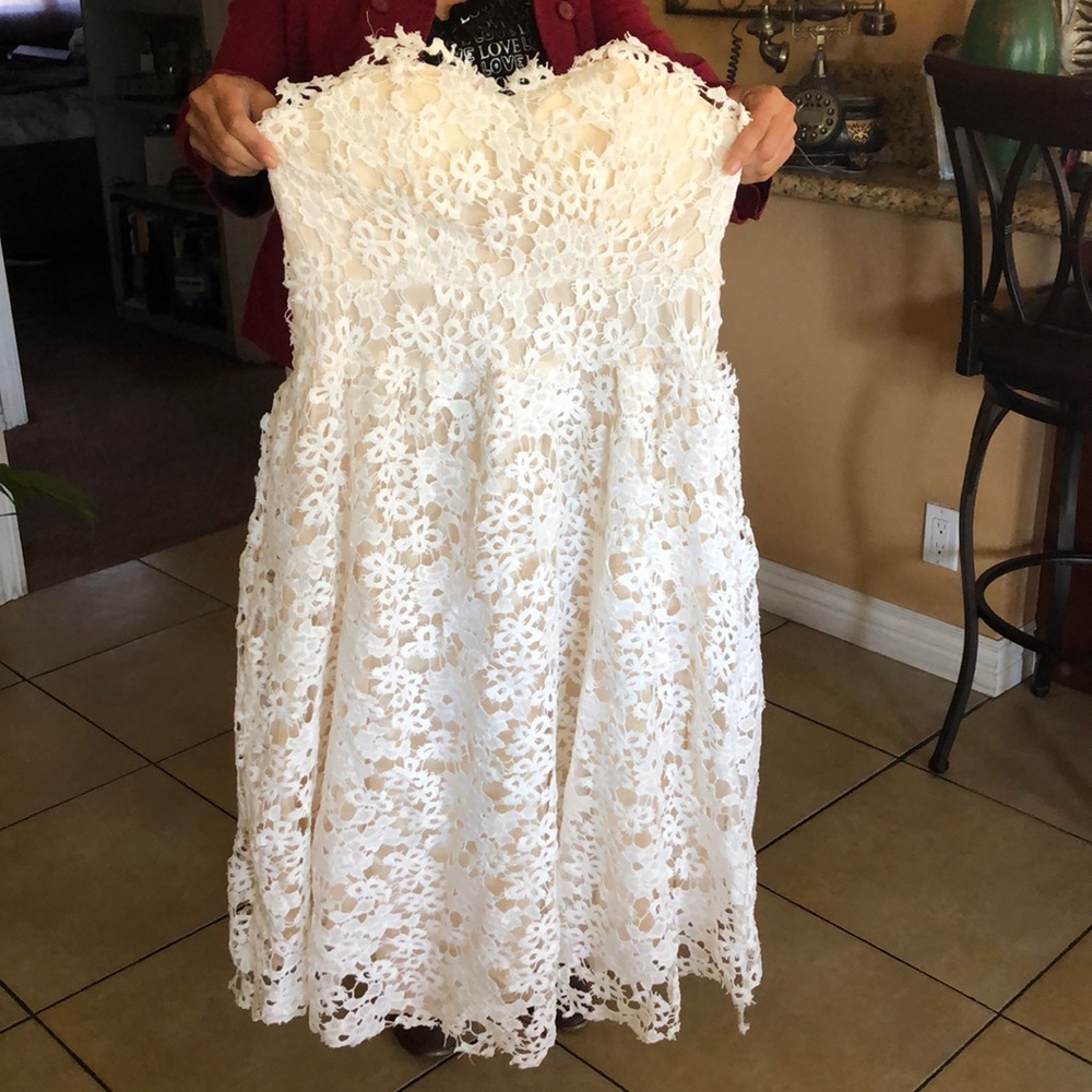 ❌ SOLD ❌White Lace Women's Strapless Dress - Picture 3 of 10